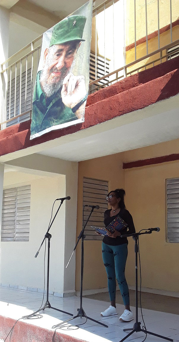 Rosa María Rodríguez Castillo habla en nombre de las familias beneficiadas.