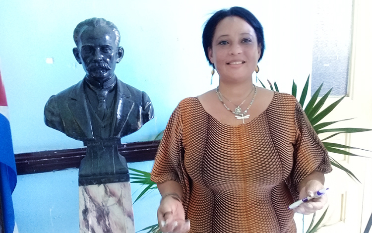  Ivet Martí­nez Jiménez, directora de la Biblioteca Provincial Martí­ y del sistema de bibliotecas públicas de Villa Clara. (Foto