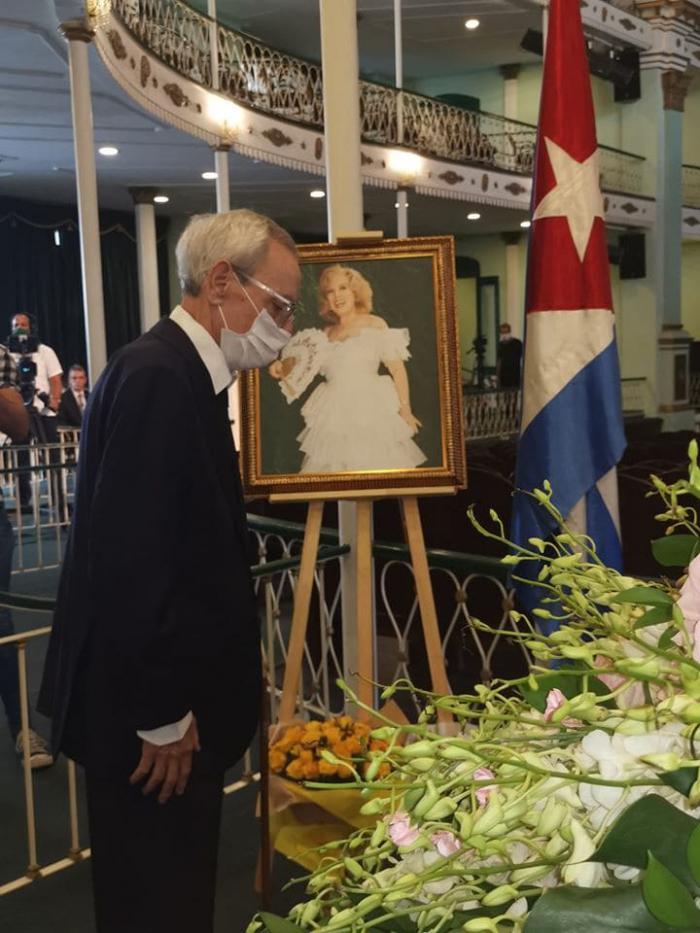 Eusebio Leal, historiador de La Habana, rinde tributo a Rosita Fornés.