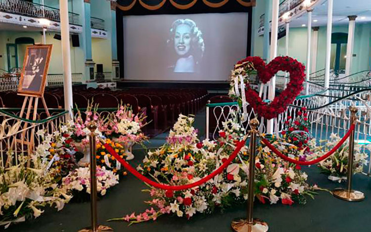 Flores en homenaje a Rosita Fornés.