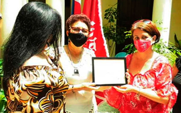 Entrega de la Orden Lázaro Peña para el Centro de Superación para la Cultura de Villa Clara.