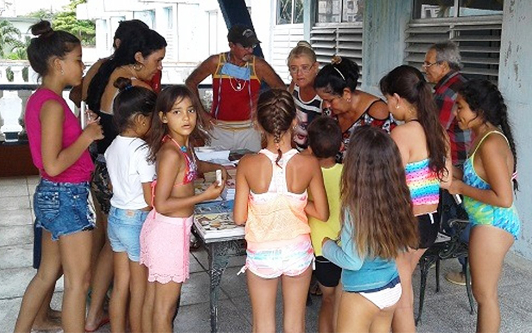 Niños de Villa Clara adquieren libros.