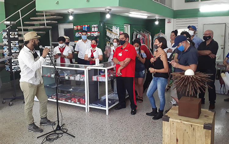 La expo Guerrero, del artista Leonardo Montiel, quedó abierta en la librería de Artex. (Foto: Francisnet Díaz Rondón)