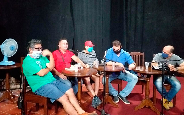 Conversatorio de escritores sobre el aniversario 30 de la editorial Capiro, de Villa Clara.