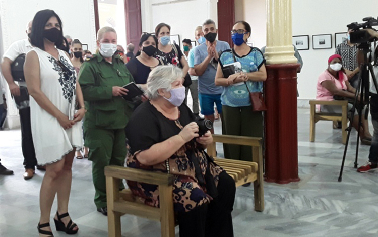 Aleida Guevara asiste a la exposición Che fotógrafo.