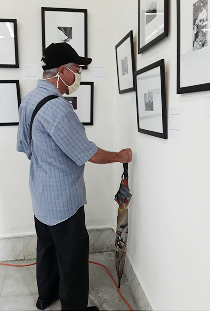 Público aprecia la exposición Che fotógrafo.