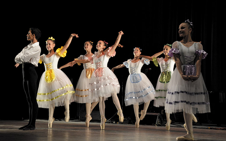 Estudiantes de la especialidad de ballet del Centro Provincial de la Enseñanza Artí­stica de Villa Clara.