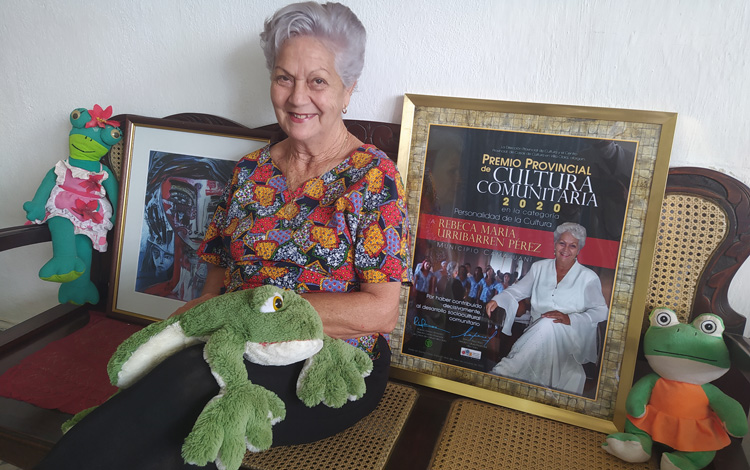  El Premio Provincial de Cultura Comunitaria es el último reconocimiento recibido por Rebeca, quien atesora más de 60 en sus 58 años de trabajo (foto: Miguel Denis Duardo).