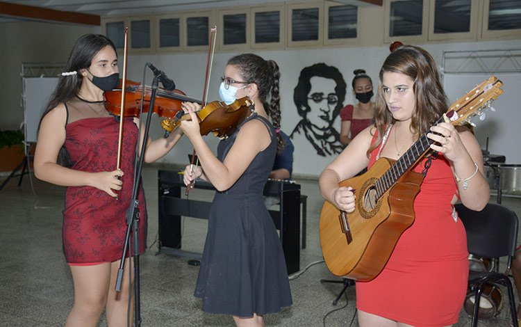 El Conjunto de la Escuela Vocacional de Arte interpretó canciones de Silvio Rodríguez. El Conjunto de la Escuela Vocacional de Arte interpretó canciones de Silvio Rodríguez.