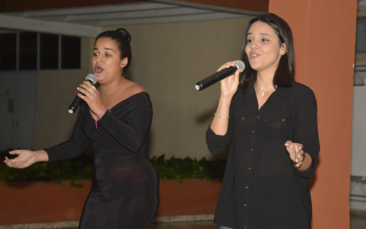 Entre las canciones interpretadas por solistas se encuentran Yo vengo a ofrecer mi corazón, Pequeña serenata diurna, Regresaré, Su propia guerra y Preludio a Girón. Entre las canciones interpretadas por solistas se encuentran Yo vengo a ofrecer mi corazón, Pequeña serenata diurna, Regresaré, Su propia guerra y Preludio a Girón.