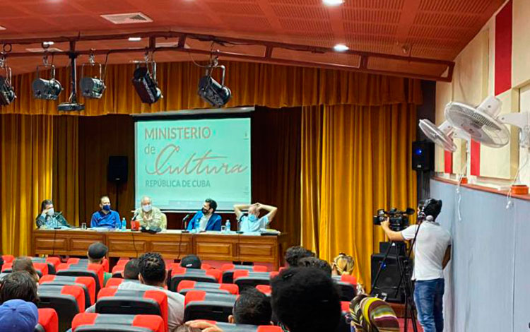 Encuentro de jóvenes artistas y creadores en el Ministerio de Cultura de Cuba.