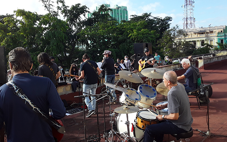 Concierto en homenaje a John Lennon en la azotea del Museo de Artes Decorativas de Santa Clara.