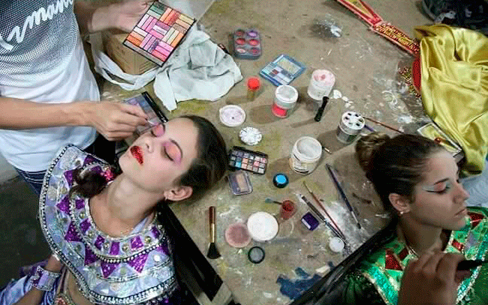 artistas preparándose 