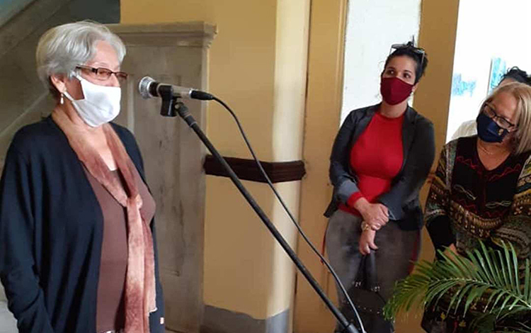 Adela María Suárez (izquierda) en la presentación de su expo personal Ese misterio que nos acompaña. (Foto: Cortesía del Fondo Cubano de Bienes Culturales de Villa Clara)