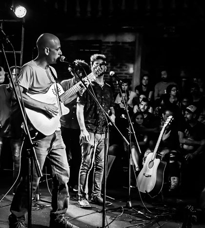 Trovuntivitis en el Festival de Trovadores Longina canta a Corona.