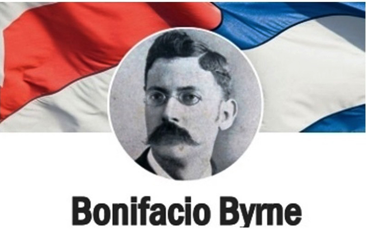 Foto del poeta cubano Bonifacio Byrne y la bandera cubana.