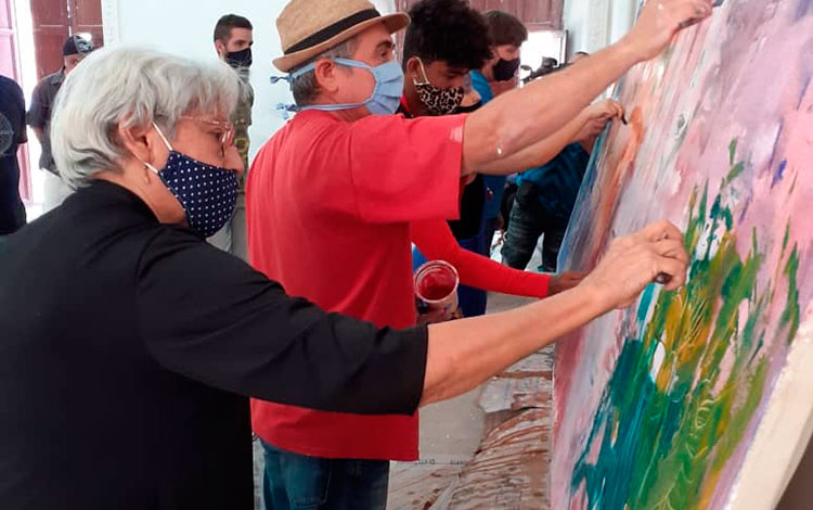 Adela María Suárez, artista de la plástica de Villa Clara, pintando en su cumpleaños 85..