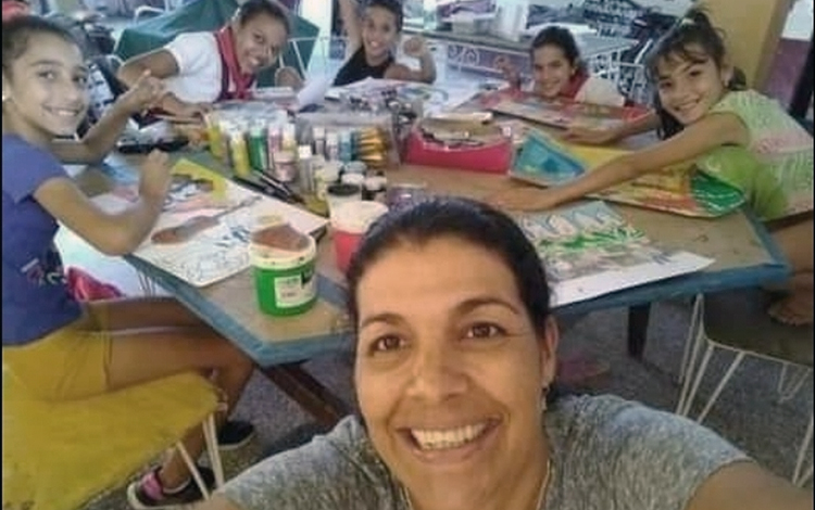 Mileidy Pérez ha consagrado su vida a la formación de niños en su taller de artes plásticas Wifredo Lam, de la casa de cultura de Quemado de Gí¼ines. (Foto: Tomada del perfil de Facebook de Cultura Quemadense)