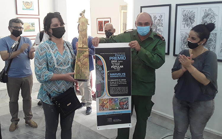 Marvelys Marrero, ganadora del primer premio en el XXVII Salón Territorial de Arte Popular.