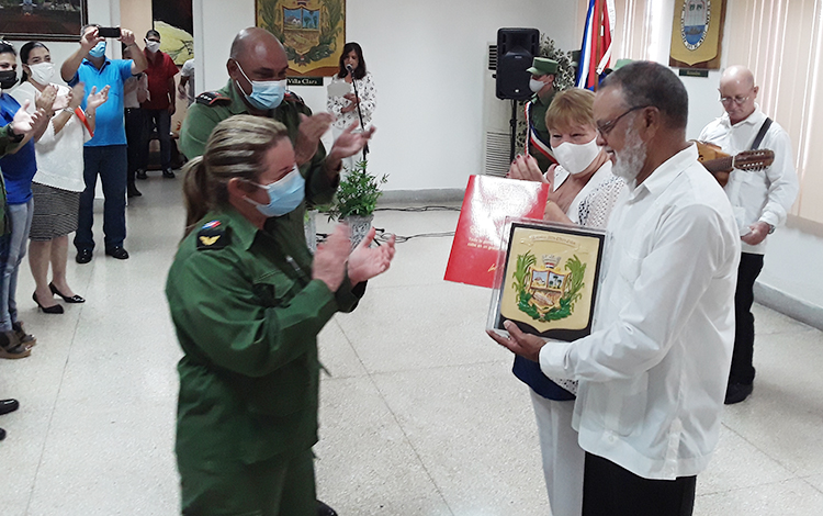 Ernestina Trimiño y Mario Gutiérrez reciben el Escudo de Armas otorgado al Quinteto Criollo.