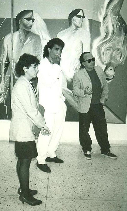 Los artistas de la plástica Consuelo Castañeda y Humberto Castro junto al curador José Luis Rodrí­guez de Armas (tercero a la derecha), en el Museo Provincial de Villa Clara, 1987. (Foto: Archivo de Danilo Vega Cabrera)