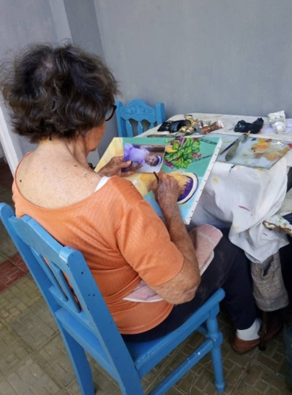 Georgina Uriarte pintando.