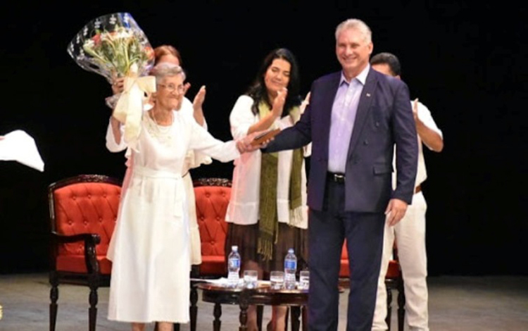 Martha Anido, junto a Miguel Dí­az-Canel, al recibir la medalla Alejo Carpentier.