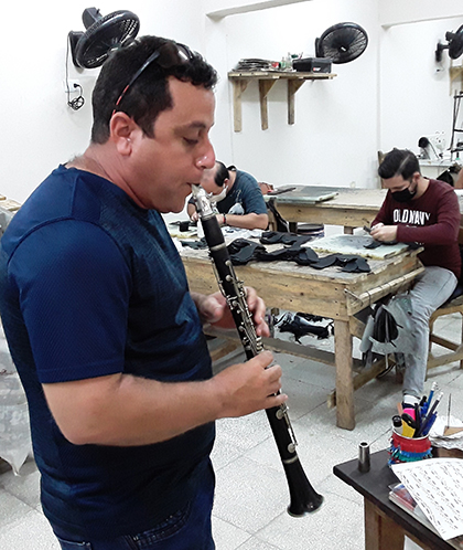 Yuniesky González, músico y artesano de Camajuaní­, ejecuta el clarinete.