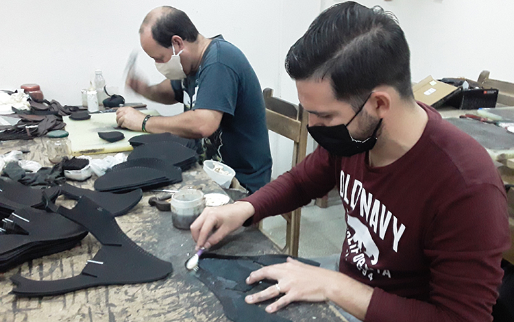 Trabajadores del taller de confección de calzado del artesano Yuniesky González, de Camajuaní­.