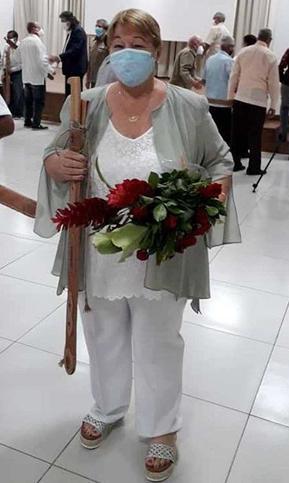 Ernestina Trimiño, cantante villaclareña, recibe la Réplica del Machete Mambí­ del Generalí­simo Máximo Gómez.