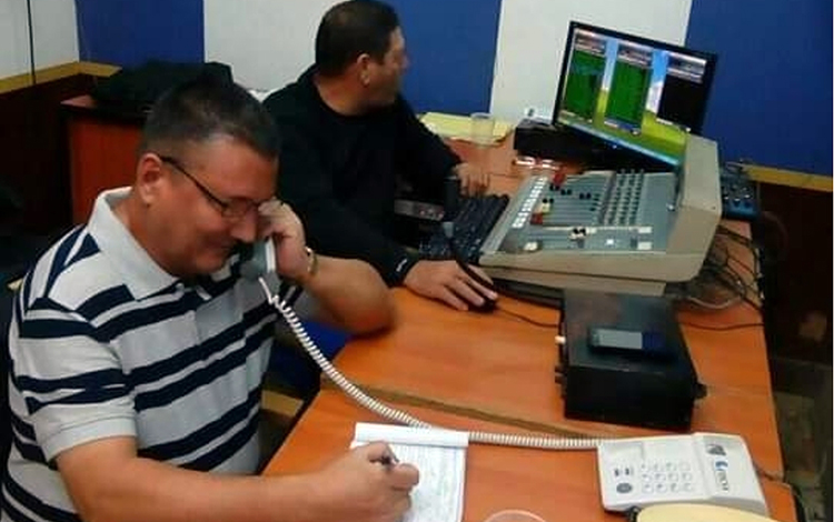 Intercambio con los oyentes a través de teléfono en el programa radial Qué noche, de CMHW.