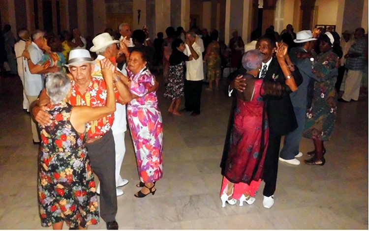  Los llamados clubes de danzón en provincias y municipios, y algunas orquestas tí­picas dedicadas a mantener vivas las viejas partituras, se encargaron de no dejar morir del todo el ritmo. (Foto: Archivo/Francisnet Dí­az Rondón)