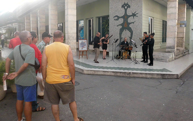 Presentación de la agrupación instrumental Raptus Ensemble en el Boulevard de Santa Clara.