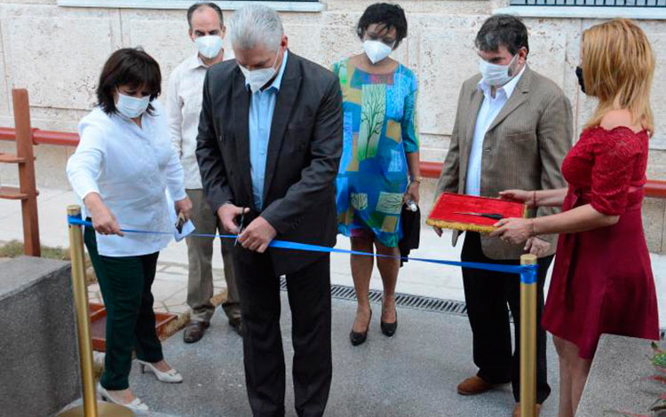 Presidente de Cuba, Miguel Díaz-Canel Bermúdez, inaugura el Teatro Hart, en la Biblioteca Nacional José Martí.