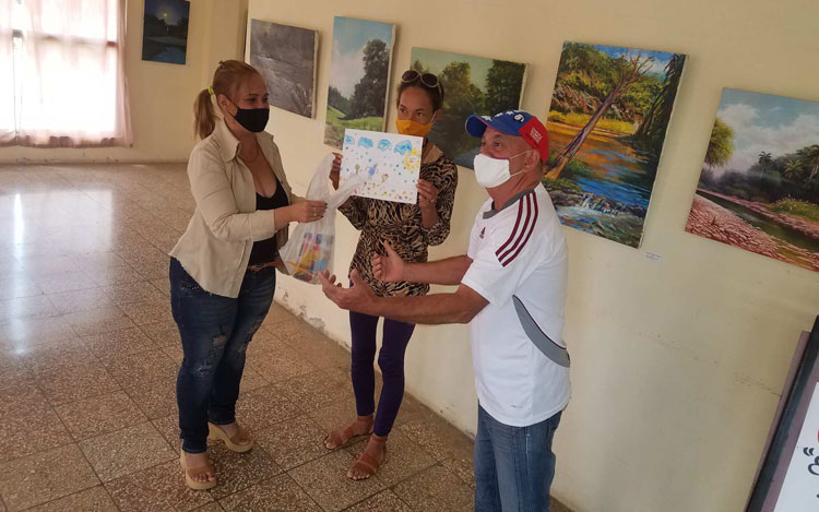 Premio al concurso infantil de pintura Mundo de colores. Miguel preside la premiación desarrollada en el museo municipal General Francisco Peraza Delgado. Foto: Cortesía del entrevistado.