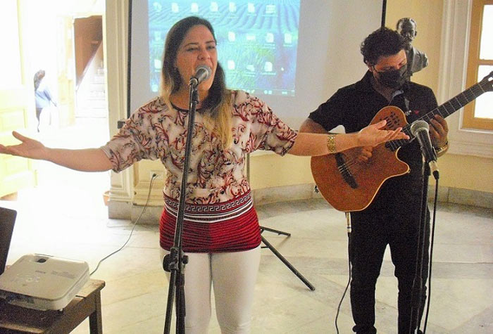 Cantante Anaili Pérez y guitarrista Yoandry Guerra.