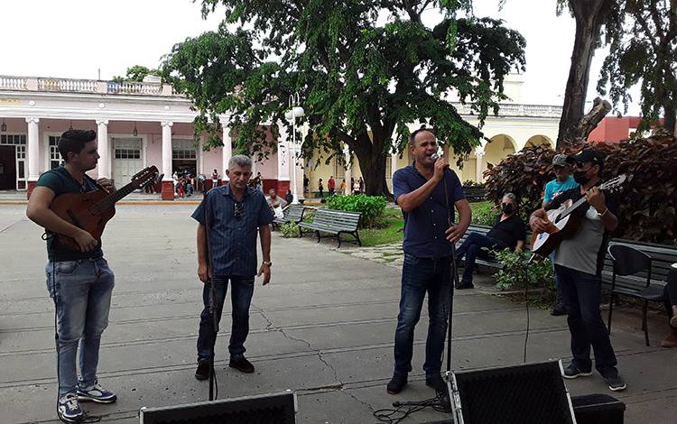 Juan Campos  y repentistas santaclareños.