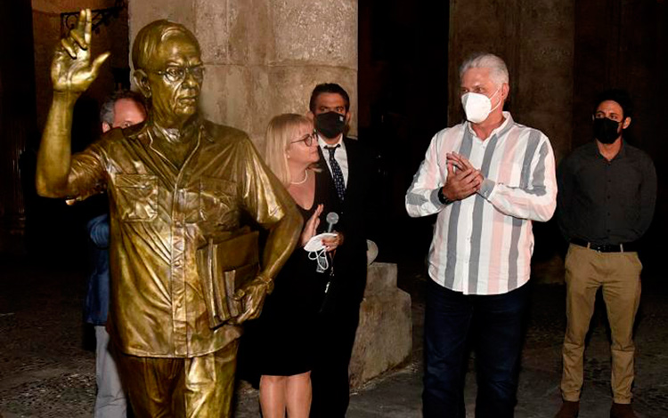 Presidente cubano devela estatua de Eusebio Leal en el Palacio de los Capitanes Generales, en La Habana.