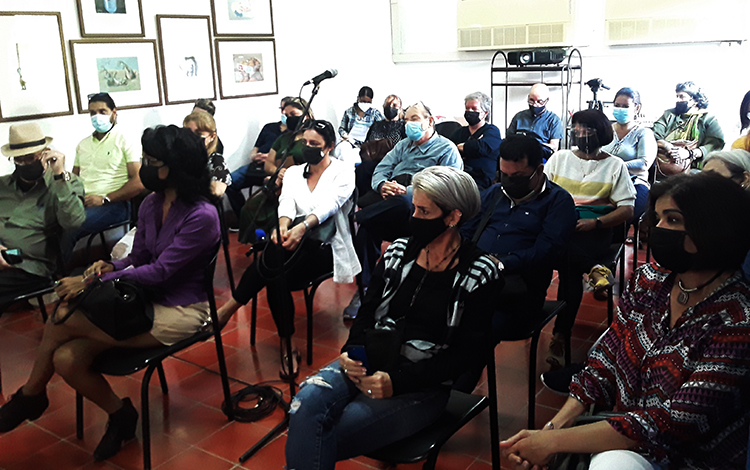 Los participantes abordaron el tema de la autosuperación de los profesionales del micrófono, una asignatura pendiente en no pocos locutores. (Foto: Francisnet Dí­az Rondón)