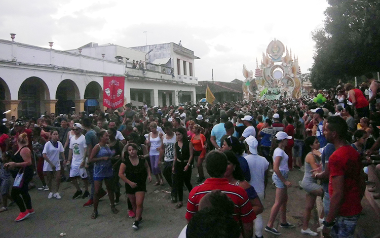 Pueblo en las parrandas 