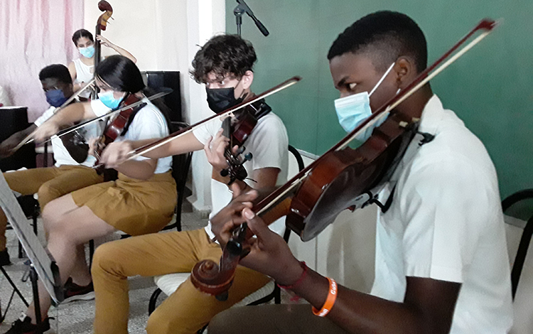 Alumnos de la Enseñanza Artí­stica integran el emsemble dirigido por el maestro Alejandro Sánchez Camps.