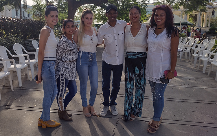 El tresero Maykel Elizarde y la cantante Lisy Villavicencio junto a un grupo de amigos.