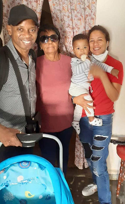 El tresero Maykel Elizarde, su esposa Lisy Villavicencio y su hijo Erick Daniel.