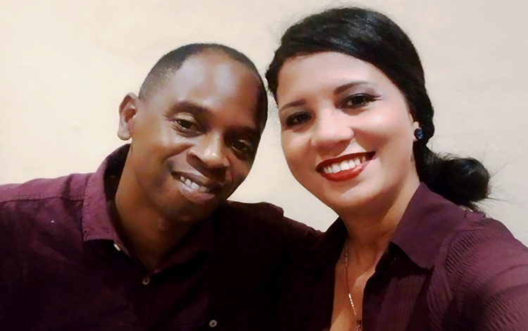 El músico Maykel Elizarde y su esposa, la cantante Lisy Villavicencio.