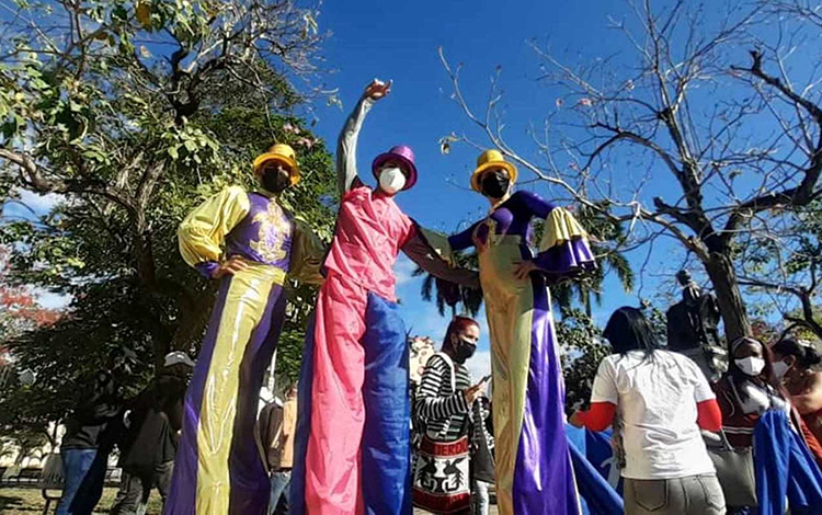 Instructores de arte realizan una presentación en el Parque Vidal, de Santa Clara. 