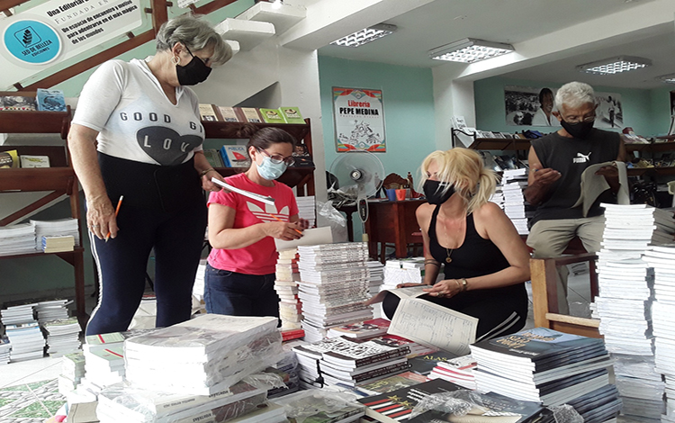 Preparación de la Feria del Libro en Santa Clara, Cuba.