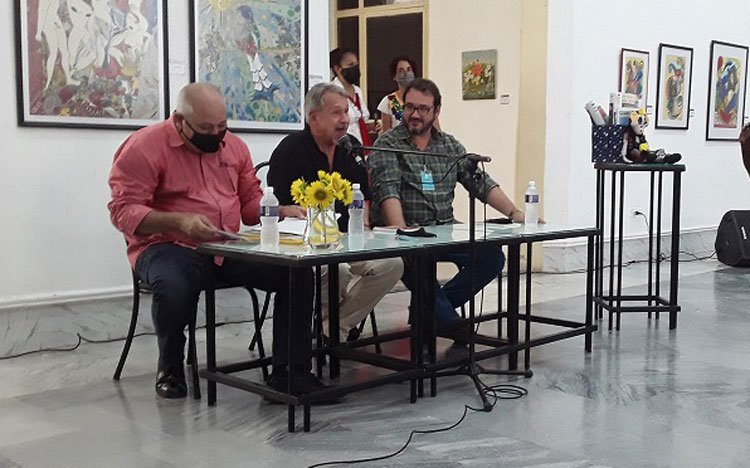 Como parte de la Feria Internacional del Libro en Villa Clara, Alpidio Alonso Grau y otros poetas de renombre, deleitaron en la tarde de este jueves al público asistente a la Galería Provincial de Arte, con la lectura de poemas de su autoría.