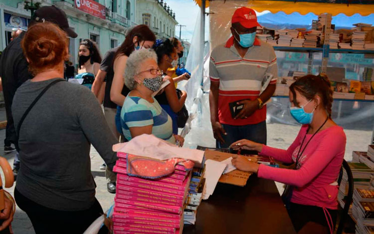 El público lector acudió a la búsqueda de los libros, aunque no alcanzaron las cifras de años anteriores. (Fotos: Ramón Barreras Valdés)