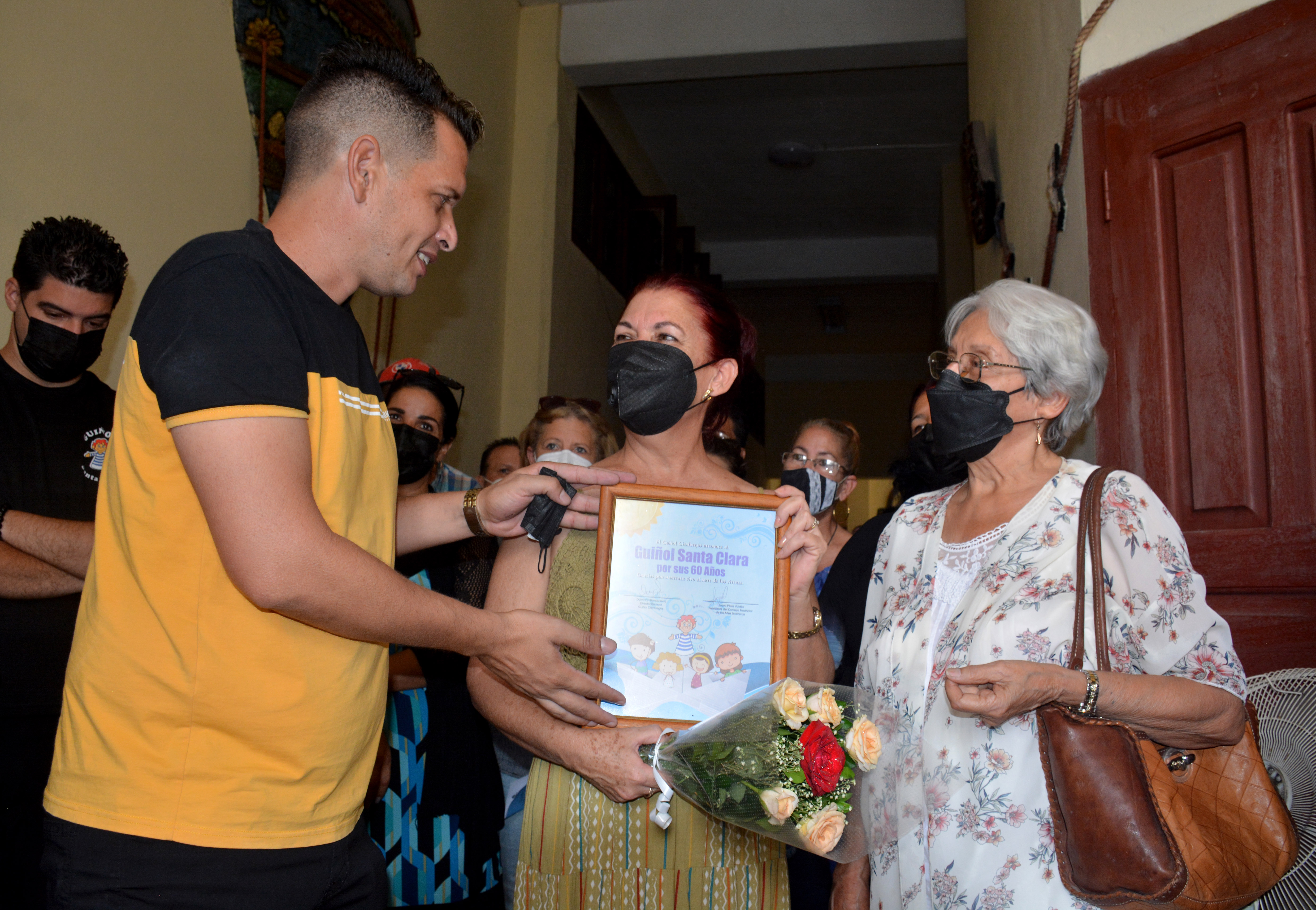 Pintora Adela Suárez y el director del Guiñol de Cienfuegos en al agasajo por los 60 años del Guiñol de Santa Clara.