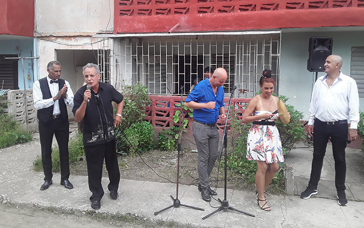 Amigos de la cantante Baby Sánchez participan en la actividad El Músico en el barrio.